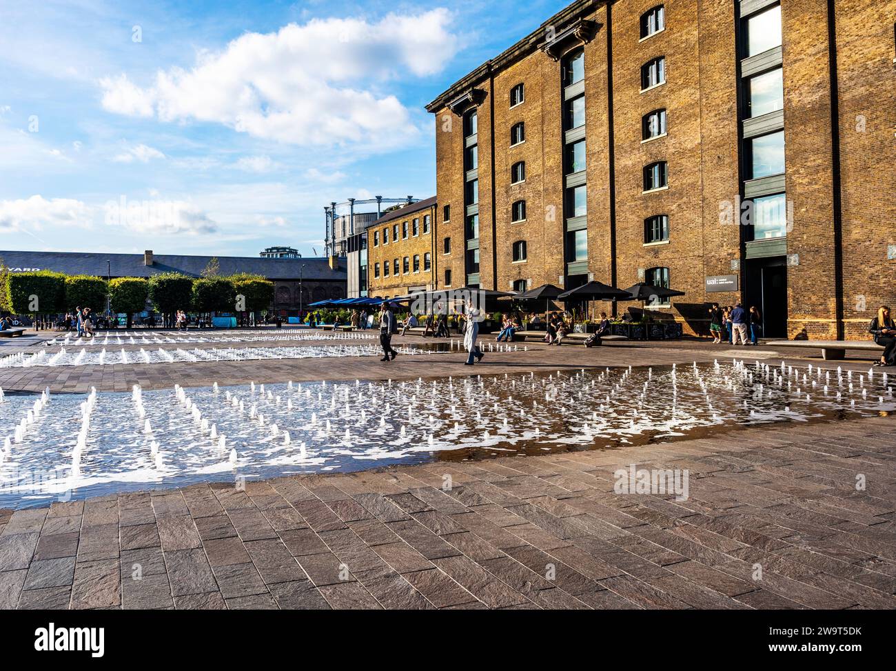 Springbrunnen am Granary Square, im neu entwickelten King's Cross Central Bereich nahe Regent's Canal, im London Borough of Camden, London, Großbritannien Stockfoto