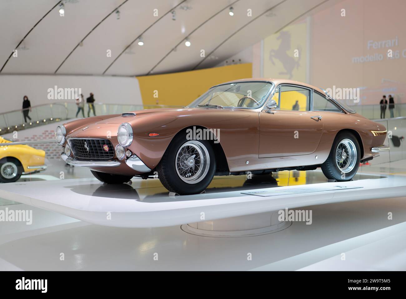 MODENA, ITALIEN - 21. APRIL 2022: Brauner Ferrari 250 GTL Coupé im Enzo Ferrari Museum in Modena, Dreiviertelansicht vorne Stockfoto