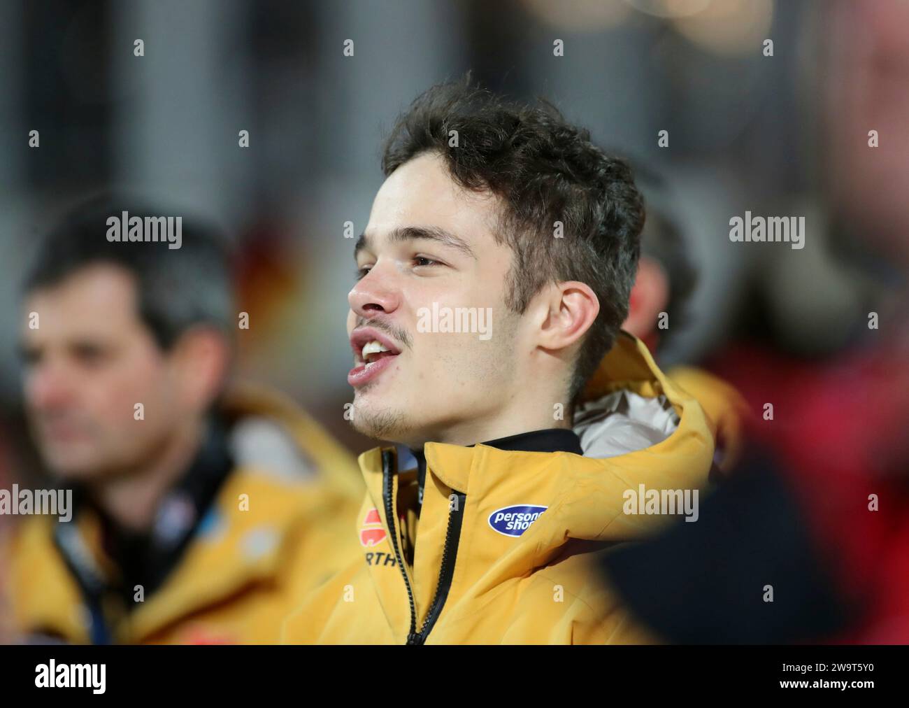 Raimund philipp ger singt bei der nationalhymne kraftig mit Fotos und