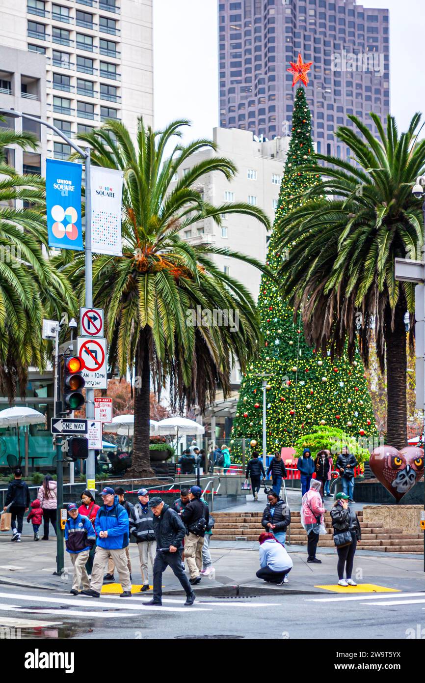 Der Weihnachtsbaum am Union Square, San Francisco, Kalifornien, USA, mit Einkäufern und Touristen zur Weihnachtszeit Stockfoto