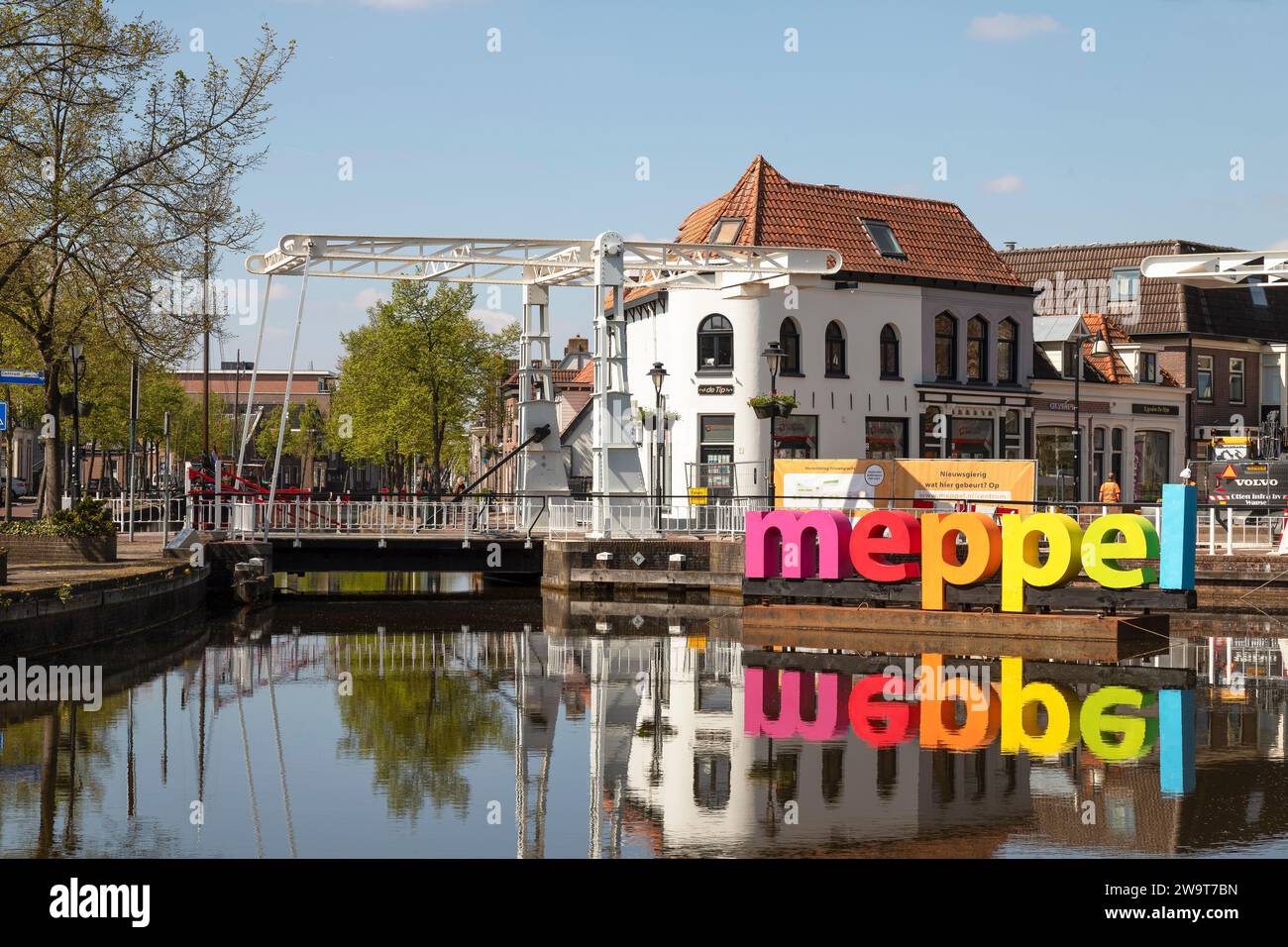 Stadtbild von Meppel mit dem Namen der Stadt in farbigen Buchstaben. Stockfoto