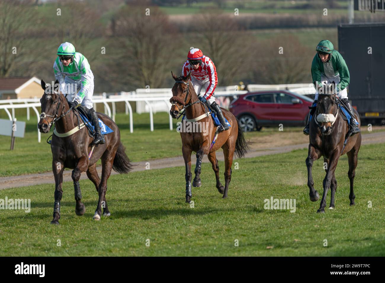 Instant Gambler und Tom O'Brien, Big Bill Newman und Jonathan Burke, Blakey Bear und James Best starten das vierte Rennen in Wincanton Stockfoto