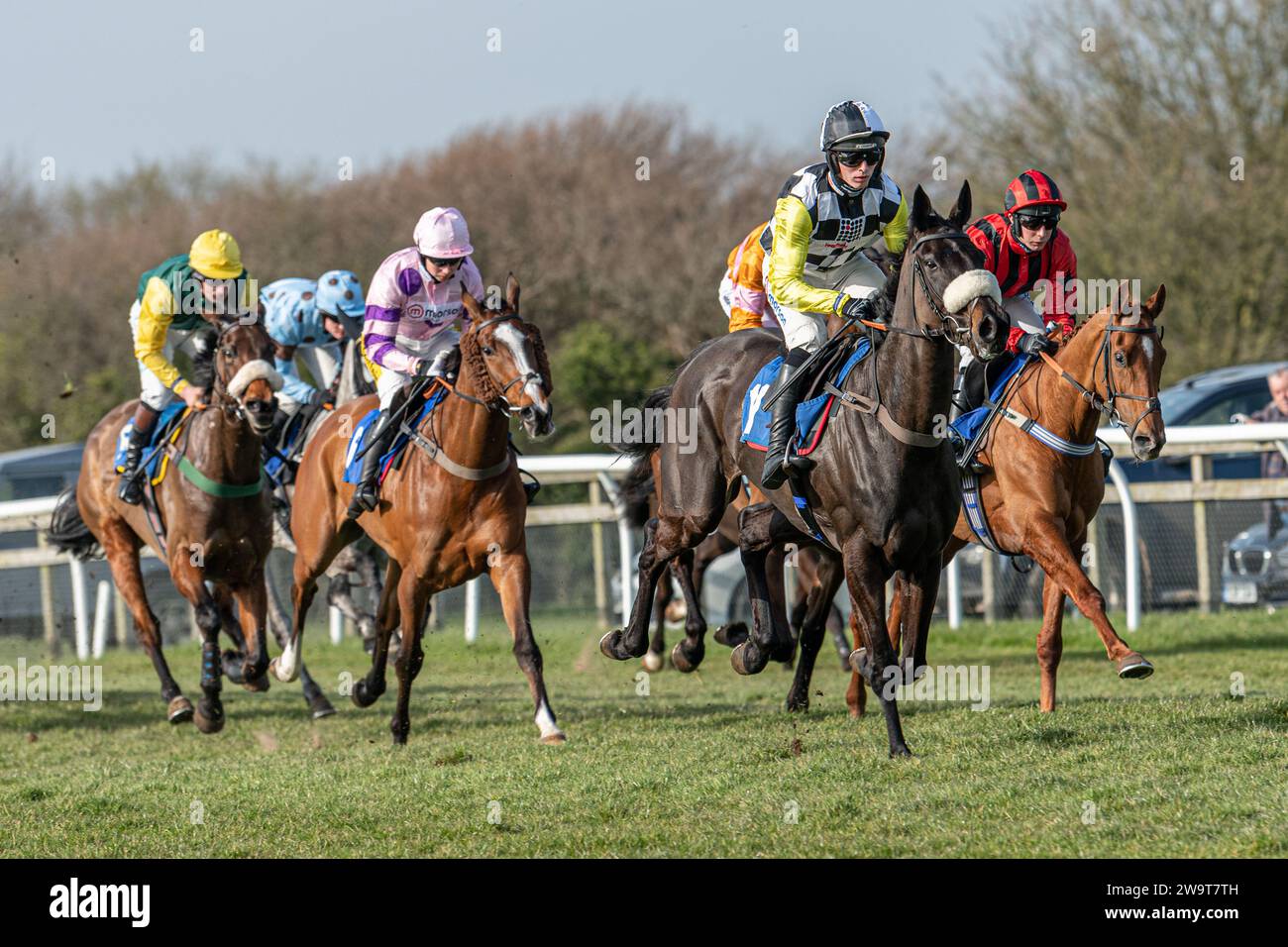 Fotos von Petrossian, geritten von Harry Cobden und trainiert von Paul Nicholls, über Hürden in Wincanton, 21. März 2022 Stockfoto