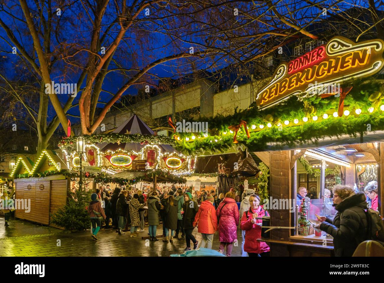 Bonn, Deutschland - 23. Dezember 2023 : die Menschen genießen Getränke und Essen auf dem schönen Weihnachtsmarkt im Zentrum von Bonn Stockfoto