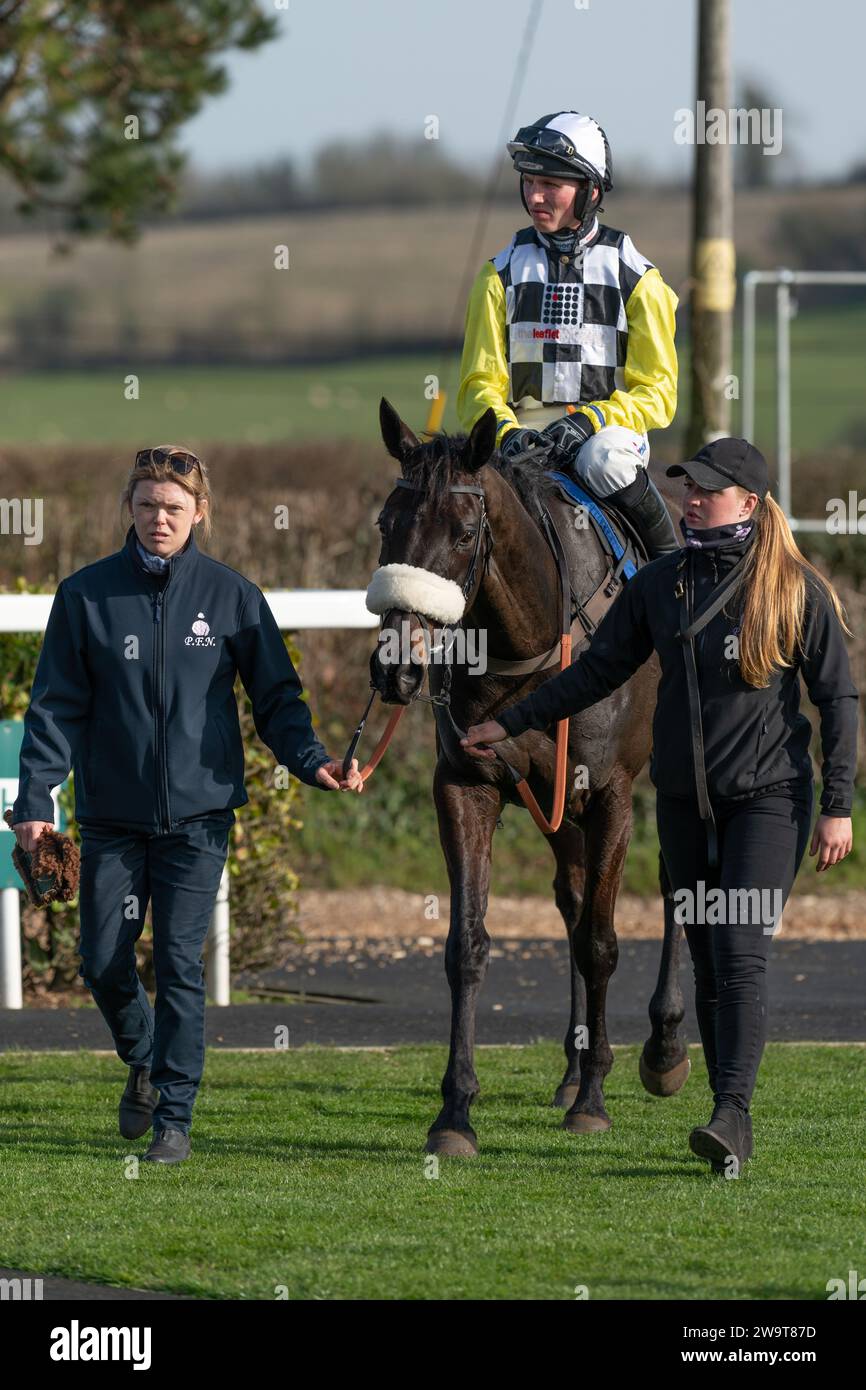 Fotos von Petrossian, geritten von Harry Cobden und trainiert von Paul Nicholls, über Hürden in Wincanton, 21. März 2022 Stockfoto