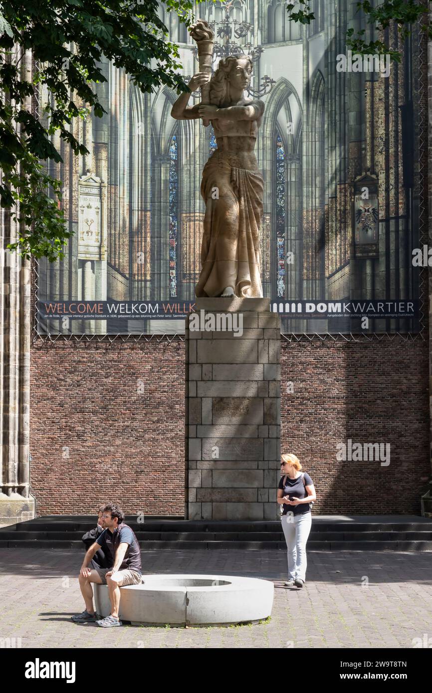 Widerstandsdenkmal auf dem Domplein in Utrecht. Eine Frau trägt die Fackel der Freiheit. Stockfoto