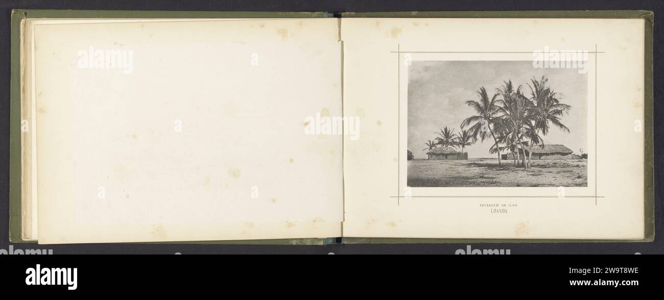 Palmen und Häuser (vermutlich) auf der Ilha de Luanda, José Augusto da Cunha Moraes, um 1876 - in oder vor 1886 photomechanischen Druck Luanda Island Papier Kollotypgehäuse. Bäume: Palme Luanda Island Stockfoto