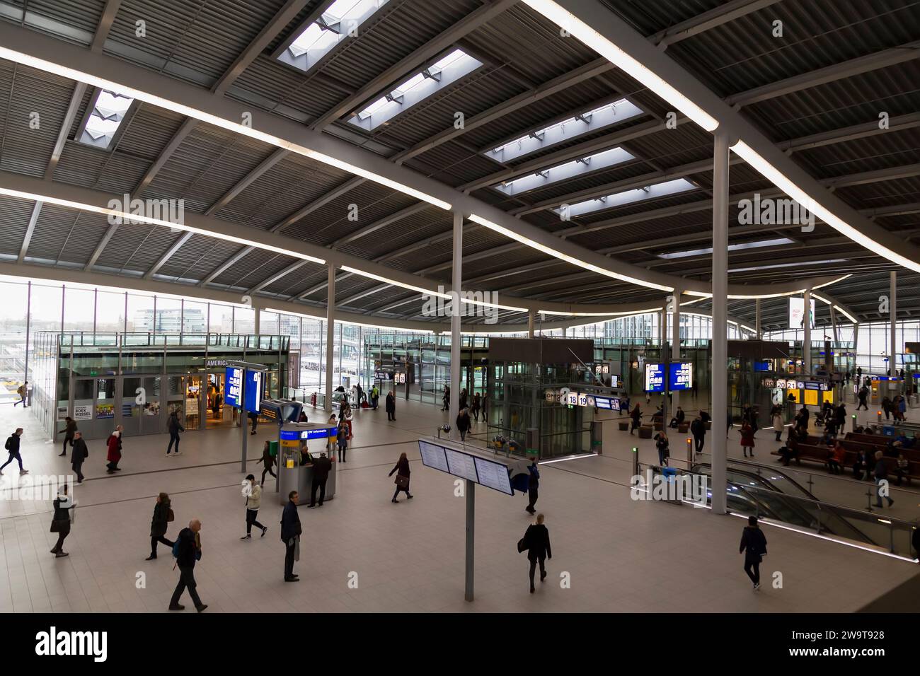 Zentrale Halle des modernen Bahnhofs im Zentrum von Utrecht in den Niederlanden. Stockfoto
