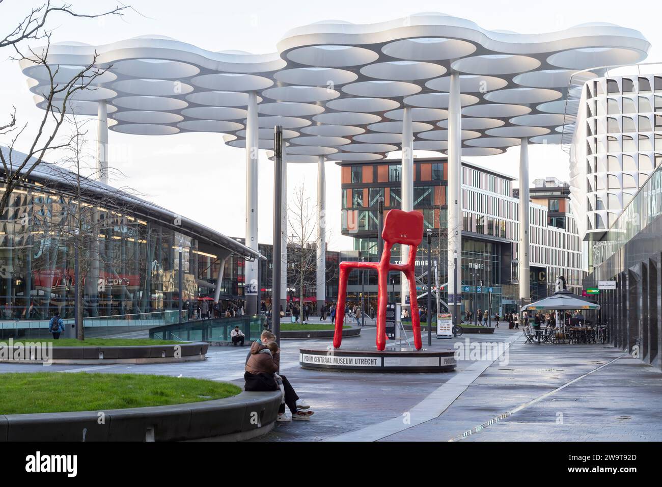 Moderner Bahnhofsplatz mit weißem Dach in der niederländischen Stadt Utrecht. Stockfoto