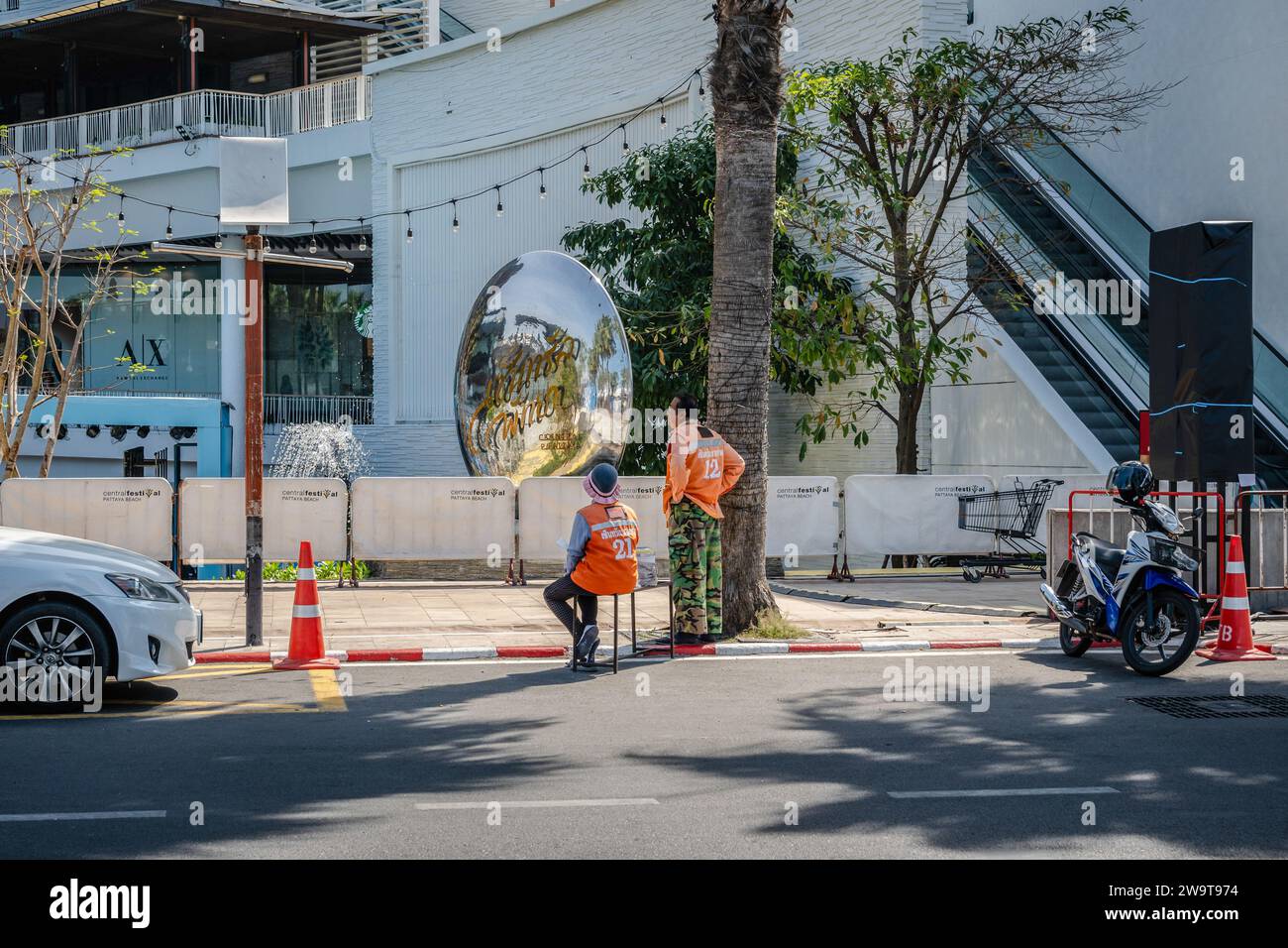 Pattaya, Thailand. Dezember 2023. Thailändische Motorrad-Taxifahrer ...
