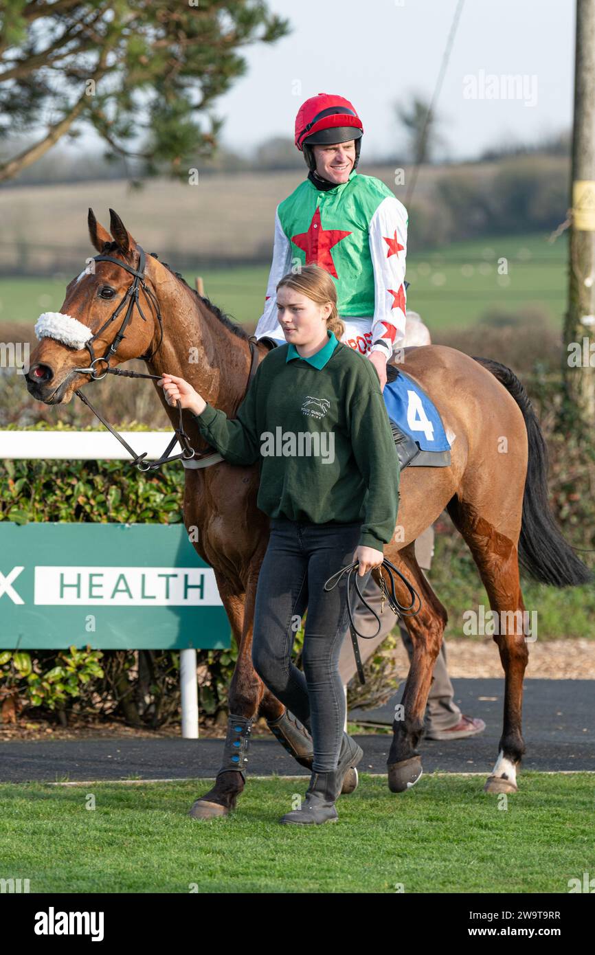 Smith’s Bay, geritten von Nick Scholfield trainiert von Polly Gundry, lief in der Klasse 4 Handicap Hürde in Wincanton, 21. März 2022 Stockfoto