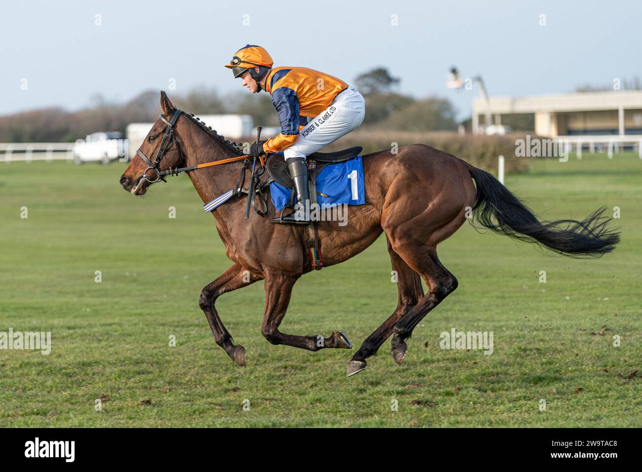 Mitchell Bastyan reitet Wetanwindy für Trainer Milton Harris in Wincanton, 21. März 2022 Stockfoto