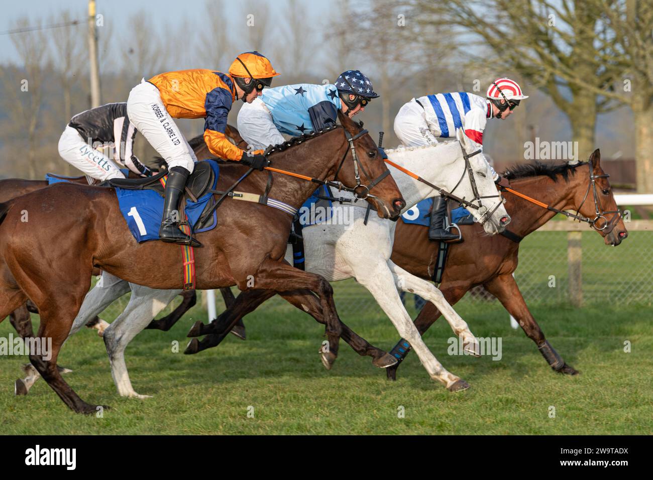 Mitchell Bastyan reitet Wetanwindy für Trainer Milton Harris in Wincanton, 21. März 2022 Stockfoto