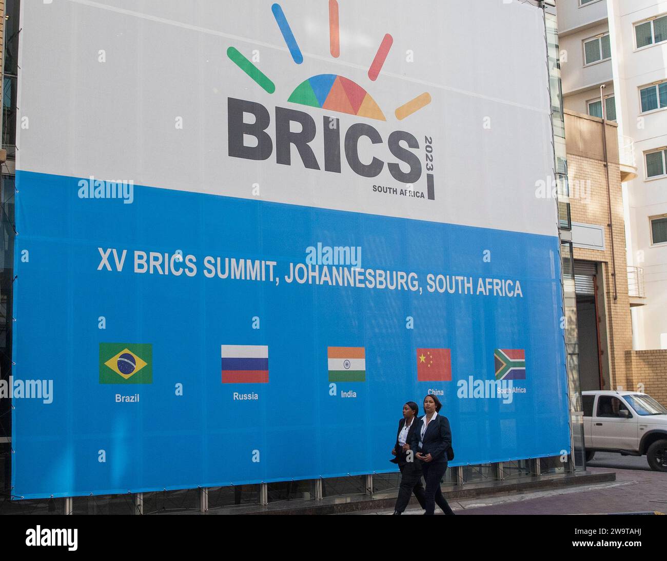 (231230) -- PEKING, 30. Dezember 2023 (Xinhua) -- Menschen laufen in der Nähe des Sandton Convention Center, dem Veranstaltungsort des 15. BRICS Summit in Johannesburg, Südafrika, 21. August 2023. Die 10 wichtigsten Nachrichten der Welt im Jahr 2023 5. Am 24. August wurde der BRICS-Kooperationsmechanismus Zeuge einer historischen Expansion, als Länder wie Saudi Arabien, Ägypten, die Vereinigten Arabischen Emirate, Iran und Äthiopien eingeladen wurden, der BRICS-Familie beizutreten. Am 9. September wurde die Afrikanische Union eingeladen, offiziell Mitglied der G20 zu werden. Derzeit ist die Stärke der Entwicklungsländer c Stockfoto