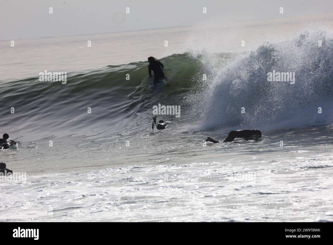Montecito, Kalifornien, USA, 29. Dezember 2023. Montecito, in der Nähe von Santa Barbara, 29. Dezember 2023: Surfer sind begeistert von den riesigen Wellen von King Tides, die für diesen Teil der kalifornischen Küste ungewöhnlich sind. Hunderte von Surfern kamen den ganzen Tag über in die Gegend in der Nähe der San Ysidro Rd Um den rauschenden Wellen und kalten Wassertemperaturen zu trotzen. (Kreditbild: © Amy Katz/ZUMA Press Wire) NUR REDAKTIONELLE VERWENDUNG! Nicht für kommerzielle ZWECKE! Quelle: ZUMA Press, Inc./Alamy Live News Stockfoto