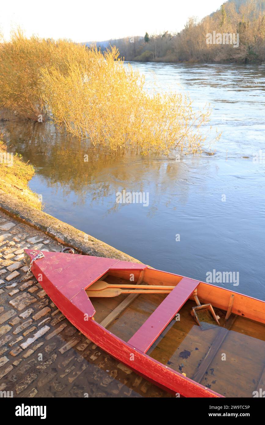Traditionelles Holzboot zum Angeln im Fluss Dordogne bei La Roque-Gageac in Périgord Noir. Das Wasser im Boot wird verwendet, um das Holz zu schwellen Stockfoto