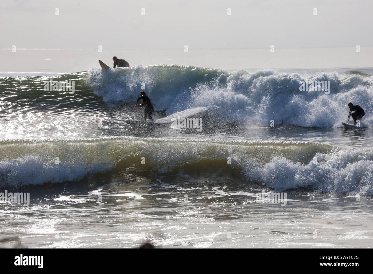Montecito, Kalifornien, USA, 29. Dezember 2023. Montecito, in der Nähe von Santa Barbara, 29. Dezember 2023: Surfer sind begeistert von den riesigen Wellen von King Tides, die für diesen Teil der kalifornischen Küste ungewöhnlich sind. Hunderte von Surfern kamen den ganzen Tag über in die Gegend in der Nähe der San Ysidro Rd Um den rauschenden Wellen und kalten Wassertemperaturen zu trotzen. (Kreditbild: © Amy Katz/ZUMA Press Wire) NUR REDAKTIONELLE VERWENDUNG! Nicht für kommerzielle ZWECKE! Quelle: ZUMA Press, Inc./Alamy Live News Stockfoto