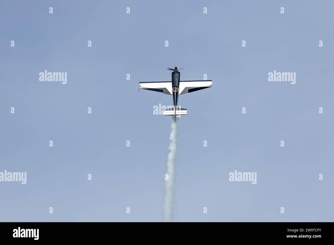 Zivko Edge 540 G-EDGY, Flugzeugträger auf der Shuttleworth Race Day Airshow am 1. Oktober 2023. Stockfoto