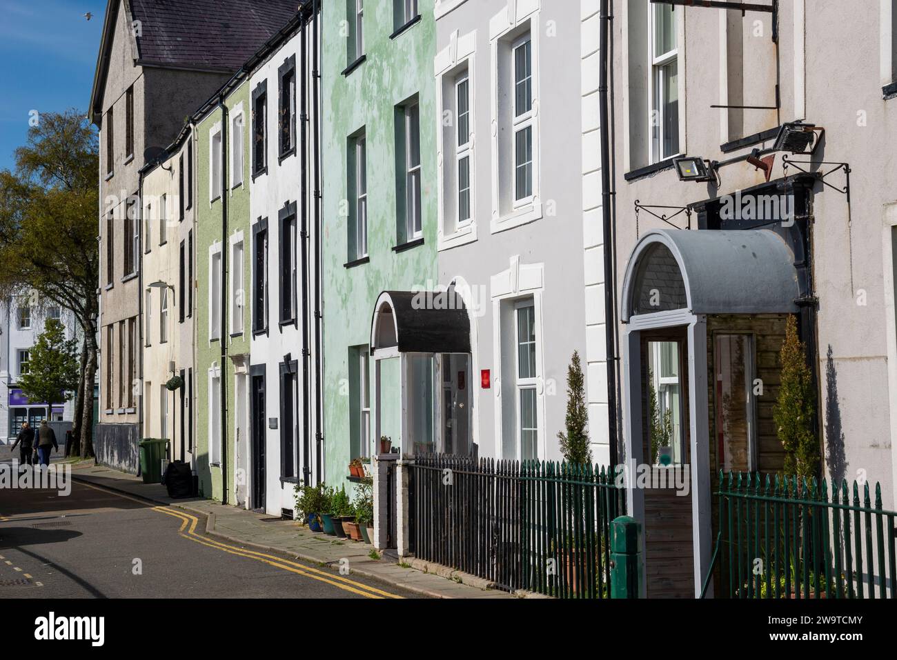 Eine Reihe von Häusern in der Nähe des Hafens in der historischen Stadt Caernarfon, Gwynedd, Nordwales. Stockfoto