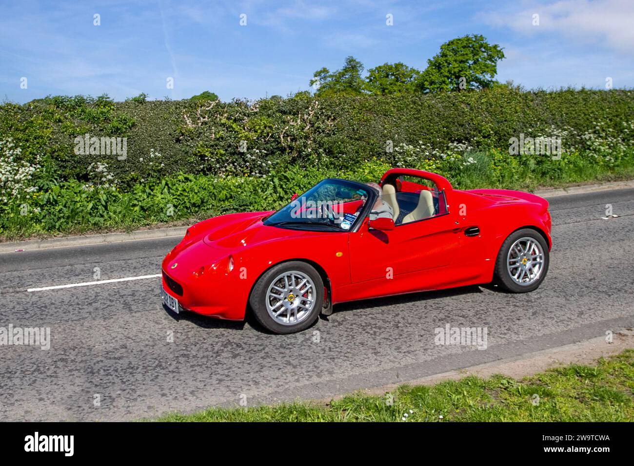 1999 90er Jahre Red Lotus Elise 1796 ccm 5-Gang-Schaltgetriebe, Zweisitzer-Roadster angetrieben vom 1,8-Liter-Reihenviermotor der Rover K-Serie; restaurierte klassische Spezialmotoren Fahrzeugrestaurierung, Automobilsammler, Motorenfreunde und historische Veteranen, die in Cheshire, Großbritannien unterwegs sind Stockfoto