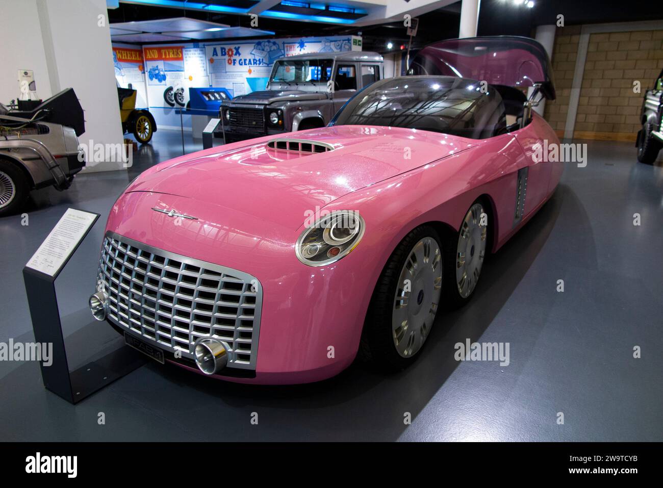 UK, Warwickshire, Gaydon, British Motor Museum, Fab 1, Lady Penelope’s pinke Limousine aus dem Spielfilm Thunderbirds aus dem Jahr 2004 Stockfoto