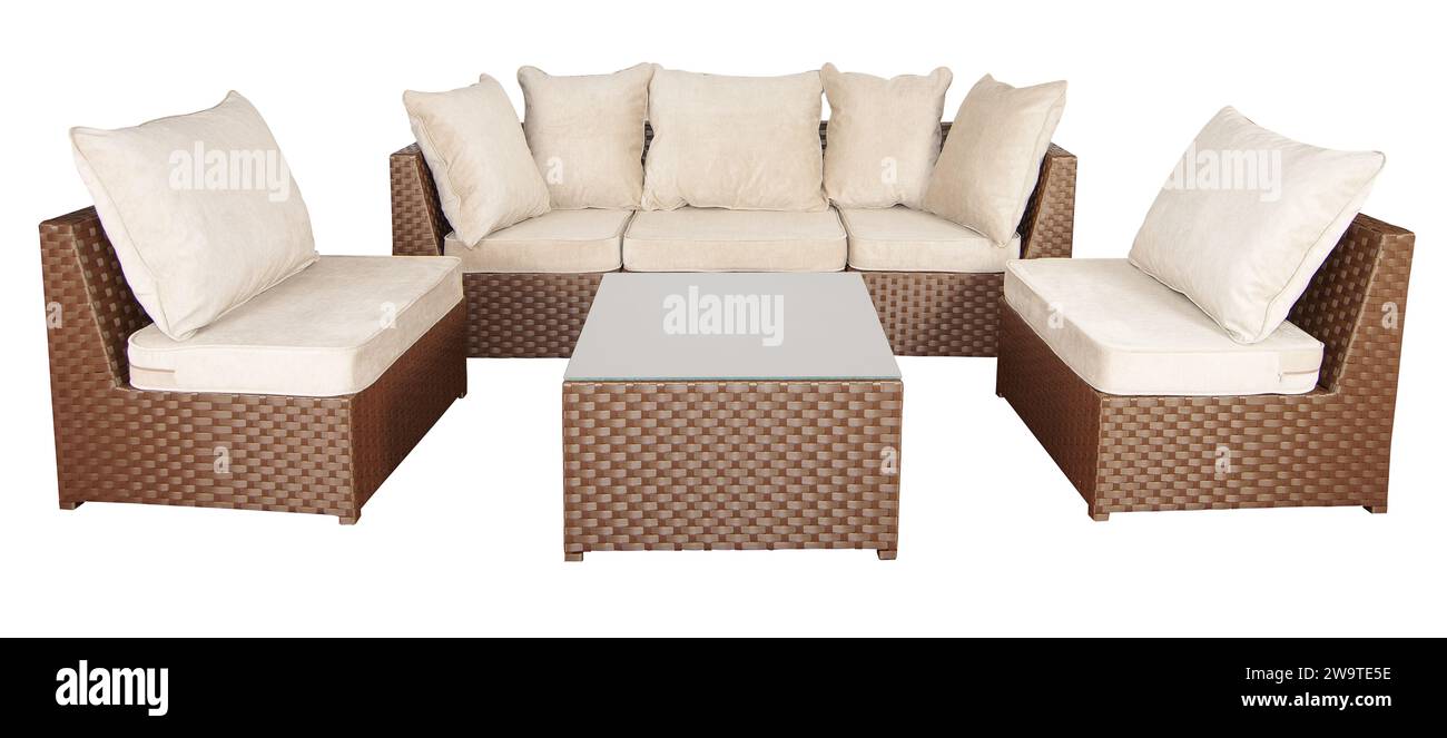 Rattanmöbel für Garten oder Terrasse. Komfortables Sofa und zwei Sessel mit weichen Kissen und einem Couchtisch. Stockfoto