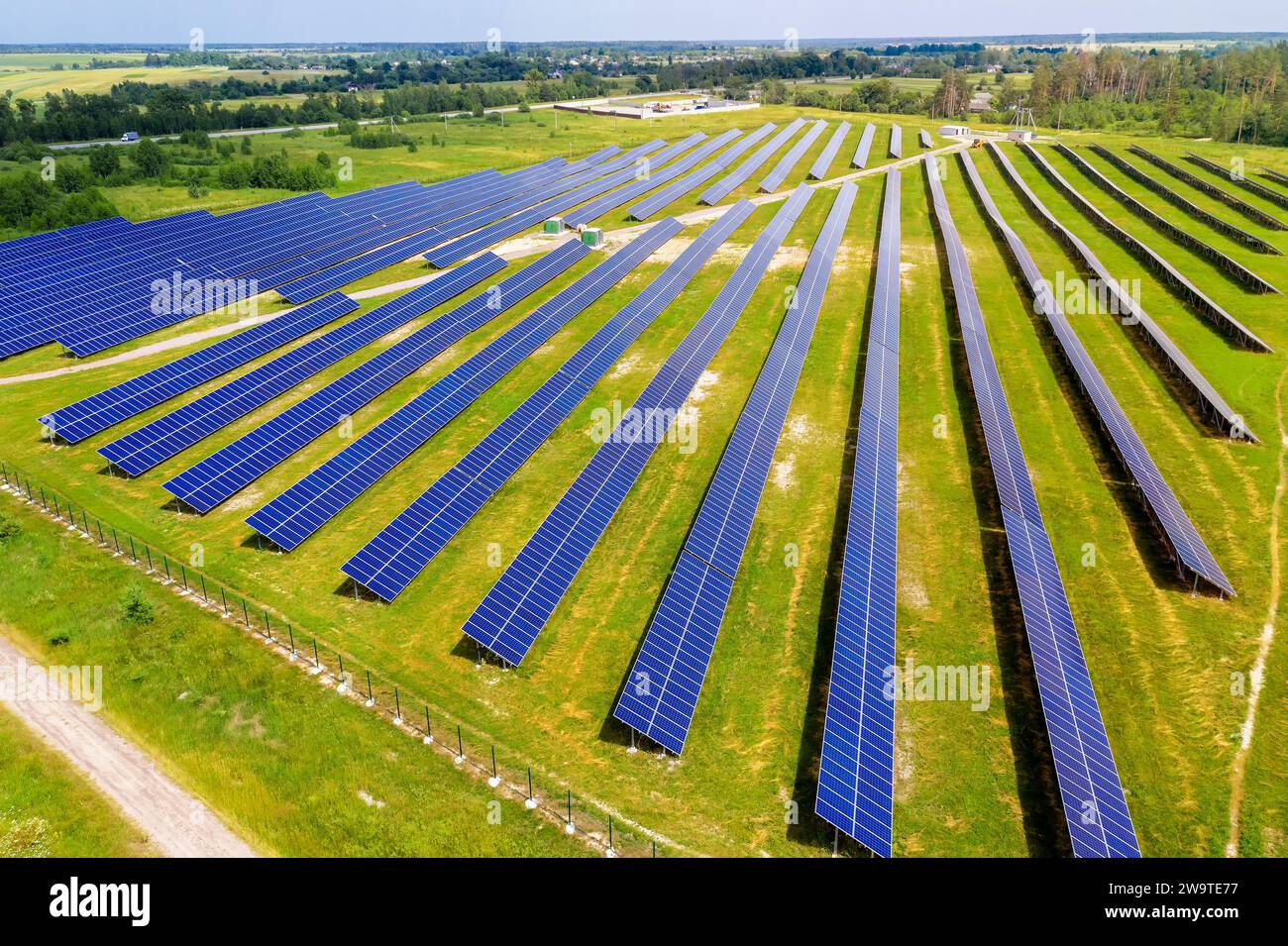 Sonnenkollektoren auf grünem Feld aus der Luft. Alternative Energie. Saubere erneuerbare Energiequellen. Stockfoto