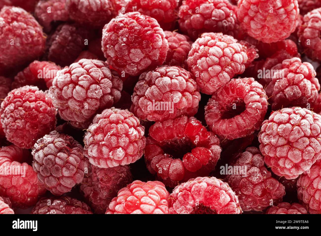 Gefrorene Himbeeren bedeckt mit Raureif. Beeren Hintergrund. Stockfoto