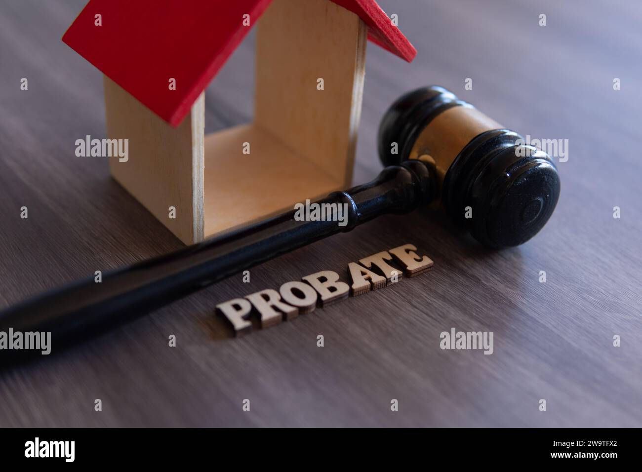 Nahaufnahme von Richter Hamel, Holzhaus und WORTNACHLASS. Kopierbereich für Text. Stockfoto