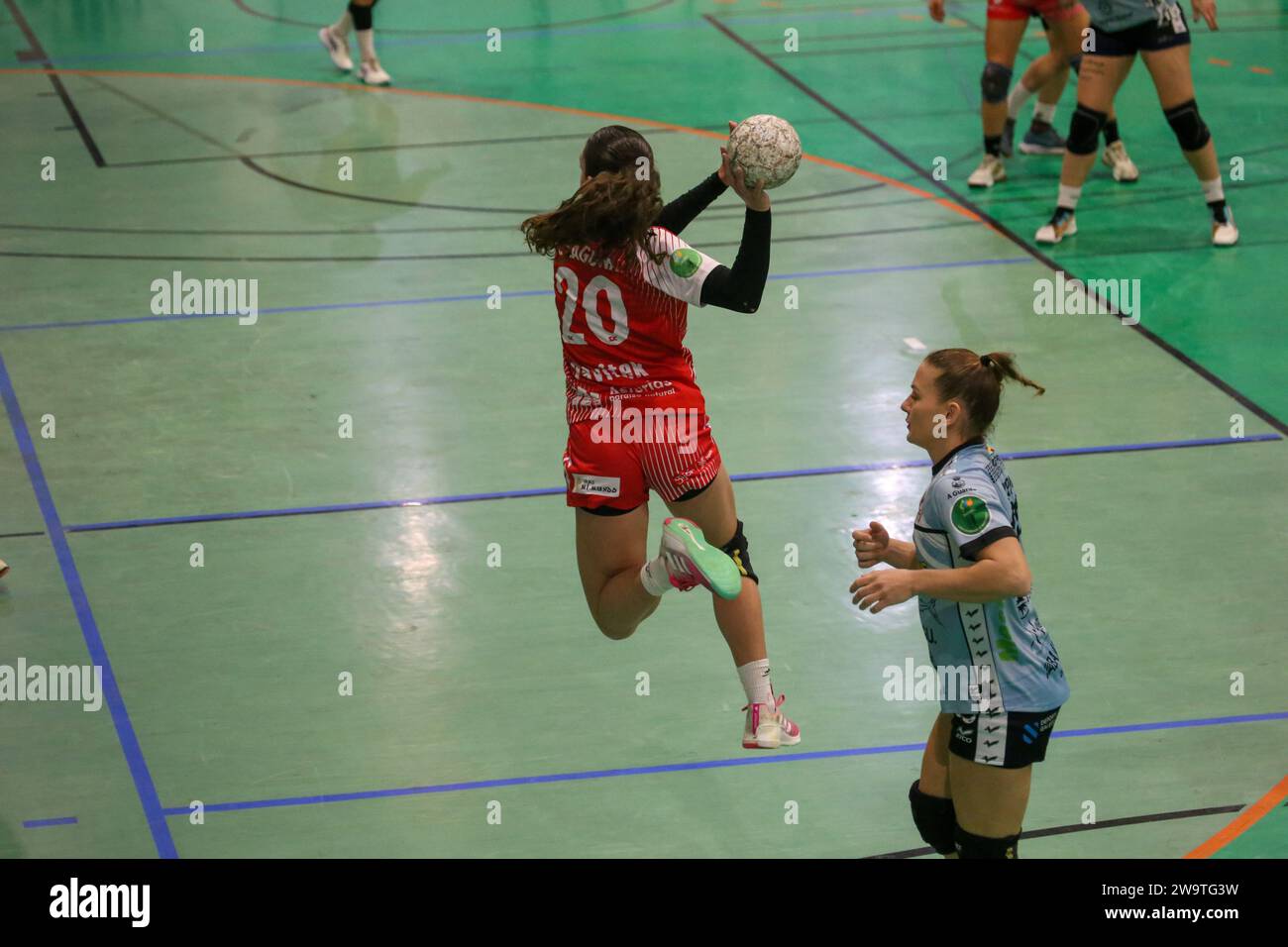 Gijon, Asturien, Spanien. Dezember 2023. Gijon, Spanien, 29. Dezember 2023: Motive.Co Gijon Balonmano La Calzada Spieler Lucia Laguna (20) schießt am 13. Spieltag der Liga Guerreras Iberdrola 2023-24 zwischen Motive.Co Gijon Balonmano La Calzada und den Mecalia Atletico Guardes am 29. Dezember 2023 im La Arena Pavillon in Gijon, Spanien. (Kreditbild: © Alberto Brevers/Pacific Press via ZUMA Press Wire) NUR REDAKTIONELLE VERWENDUNG! Nicht für kommerzielle ZWECKE! Quelle: ZUMA Press, Inc./Alamy Live News Stockfoto