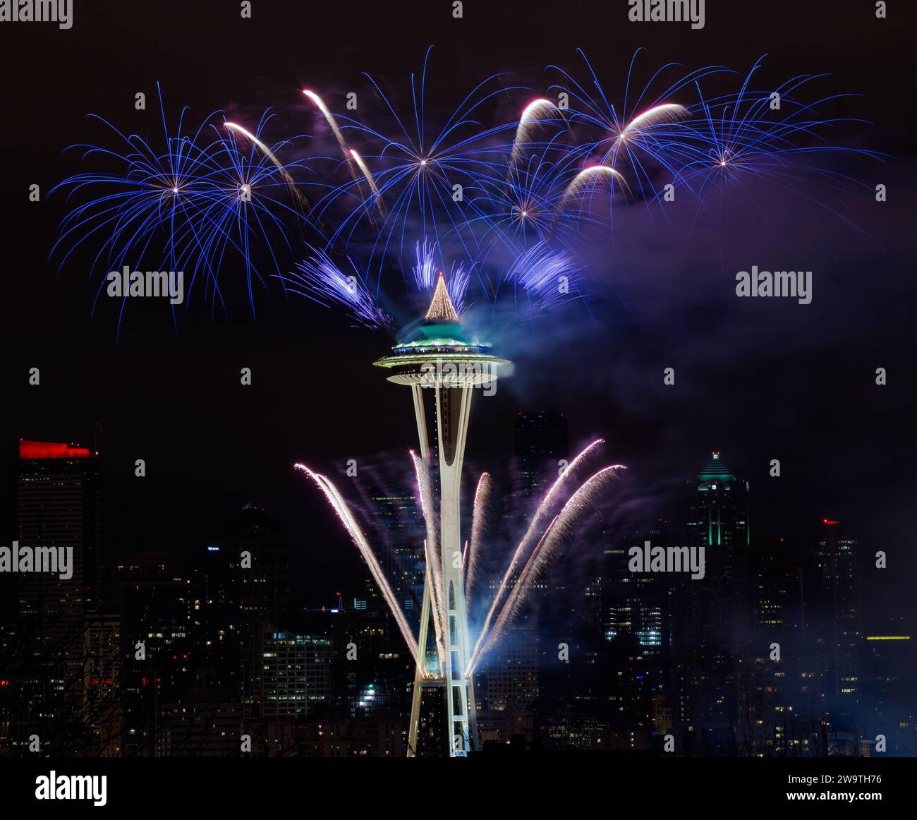 Jährliches Silvester-Feuerwerk bei der Space Needle in Seattle, Washington, USA Stockfoto