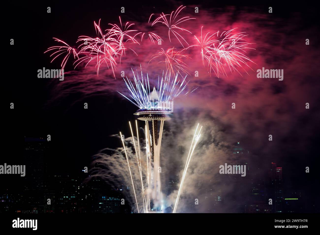 Jährliches Silvester-Feuerwerk bei der Space Needle in Seattle, Washington, USA Stockfoto