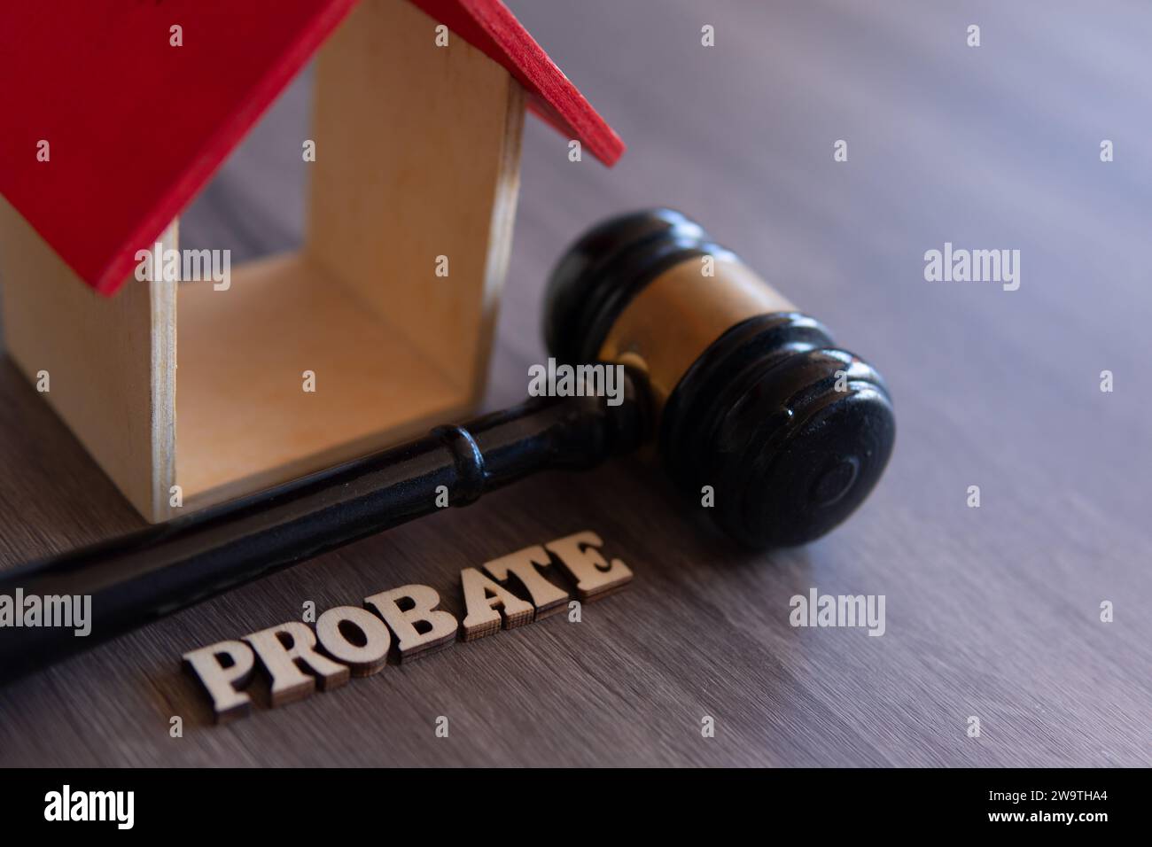 Nahaufnahme von Richter Hamel, Holzhaus und WORTNACHLASS. Kopierbereich für Text. Stockfoto