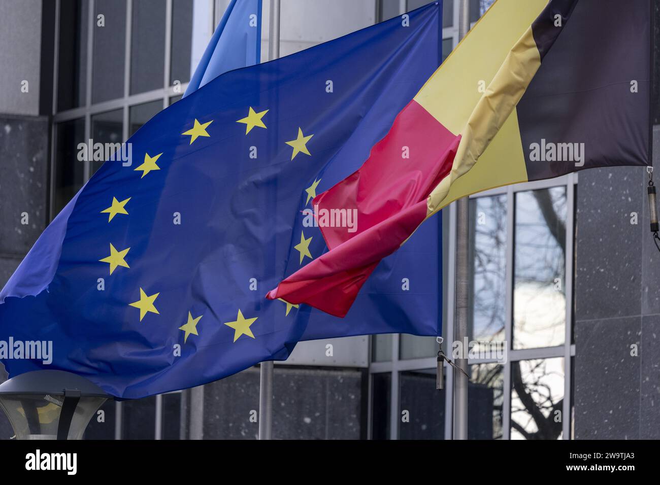 Brüssel, Belgien Dezember 2023 30. Die Abbildungen zeigen die europäische und die belgische Flagge. Am 1. Januar 2024 beginnt der belgische Ratsvorsitz der Europäischen Union. BELGA FOTO NICOLAS MAETERLINCK Credit: Belga News Agency/Alamy Live News Stockfoto