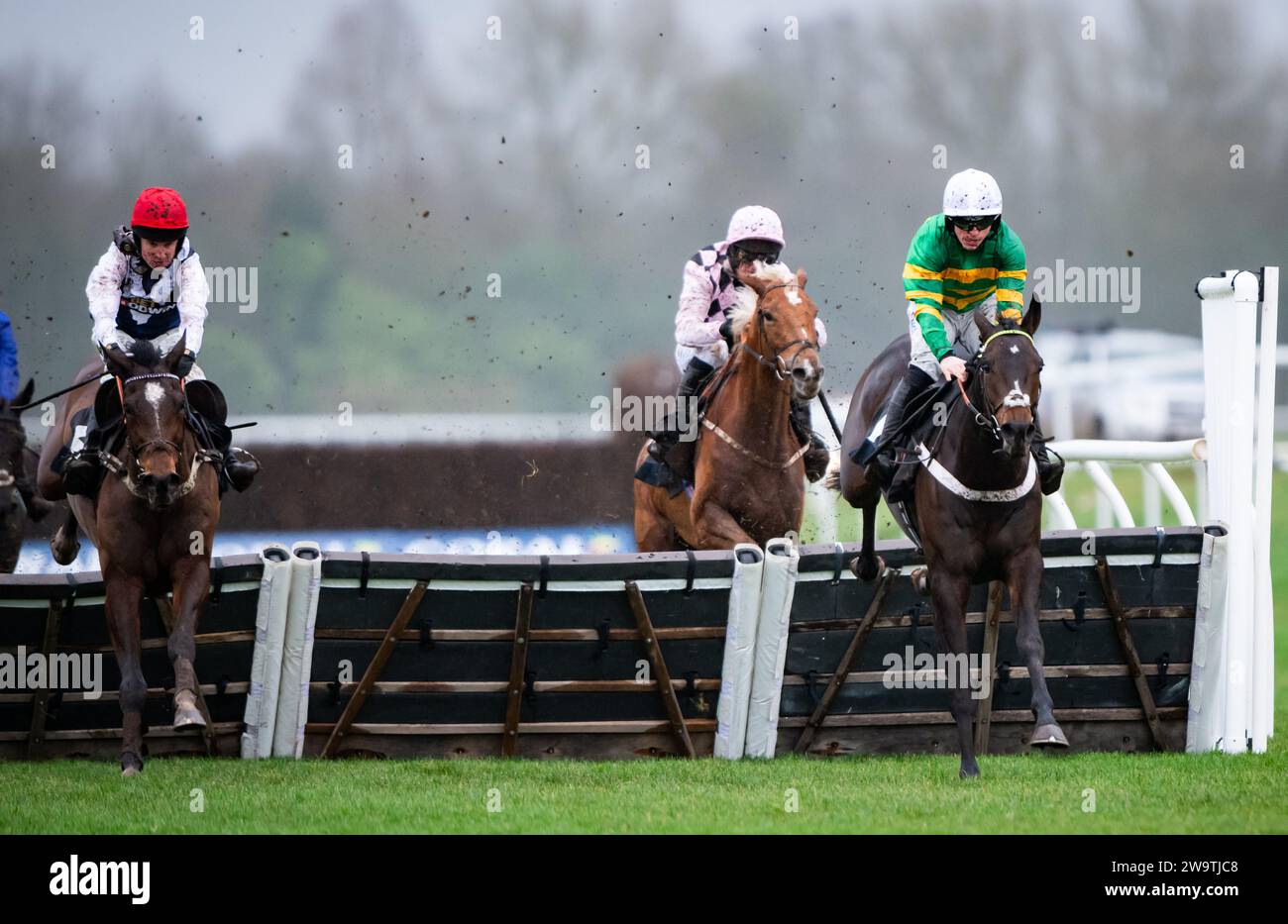 Jeriko du Reponet und James Bowen gewinnen die Coral Committed to Safer Gambling Introductory Hürde für Trainer Nicky Henderson und Besitzer Mr. J.P.McManus. Quelle: JTW equine Images/Alamy Live News Stockfoto