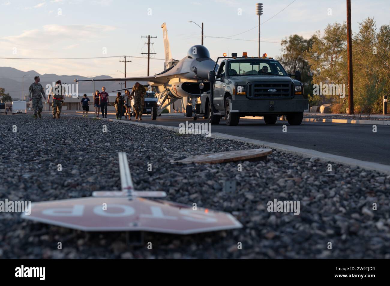 Die US-Luftstreitkräfte der 57th Aircraft Maintenance Squadron transportieren am 21. Juni 2023 einen F-16 Kampffalken bei Nellis AFB. Foto von Jordan McCoy Stockfoto