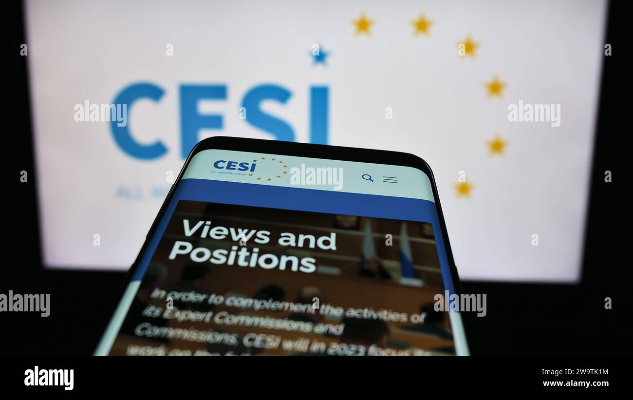 Smartphone mit Website des Europäischen Gewerkschaftsbundes (CESI) vor dem Logo. Fokussieren Sie sich oben links auf der Telefonanzeige. Stockfoto
