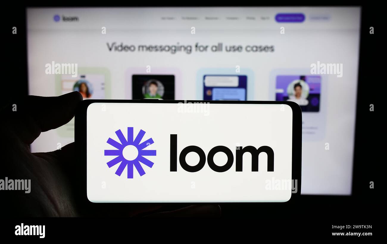 Person mit Smartphone und Logo des US-amerikanischen Unternehmens Loom Inc. Vor der Website. Schwerpunkt auf dem Display des Telefons. Stockfoto