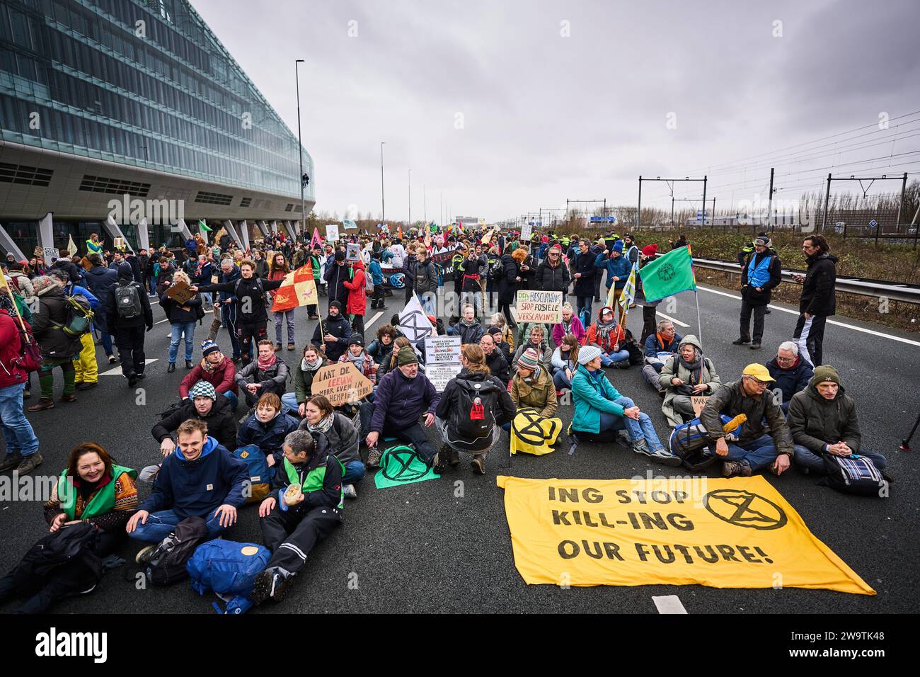 AMSTERDAM - Demonstranten der Extinction Rebellion während einer Blockade der Autobahn A10 am ehemaligen Hauptsitz der ING auf der Zuidas. Sie fordern von der Bank, alle Finanzierungen und Dienstleistungen für die fossile Industrie einzustellen. ANP PHIL NIJHUIS niederlande raus - belgien raus Stockfoto