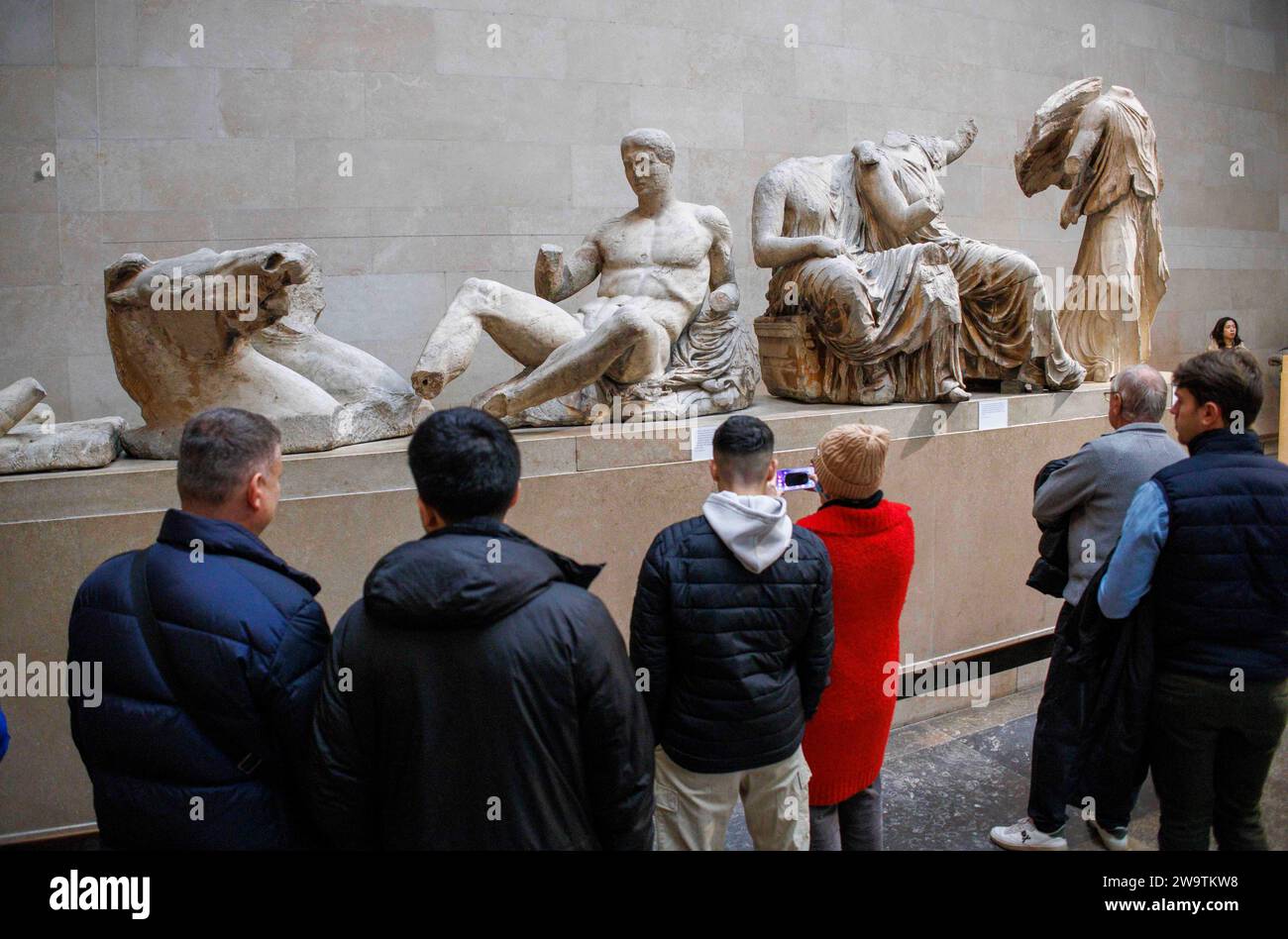 London, Großbritannien. Dezember 2023 30. Besucher des British Museum sehen antike Skulpturen in den Parthenon-Galerien. Sie werden auch als Elgin Marbles bezeichnet, nachdem Lord Elgin sie zwischen 1801 und 1812 nach London brachte. Tony Blair erwog, sie nach Griechenland zu leihen, um Londons Bewerbung für die Olympischen Spiele 2012 zu erhöhen. Eine Idee, die vorgeschlagen wird, ist, dass Griechenland wechselnde Ausstellungen einiger seiner wichtigsten Artefakte organisieren könnte, um die Parthenon-Marbles zu ersetzen, wenn sie nach Athen zurückgebracht würden, sagte der griechische Kulturminister. Quelle: Mark Thomas/Alamy Live News Stockfoto