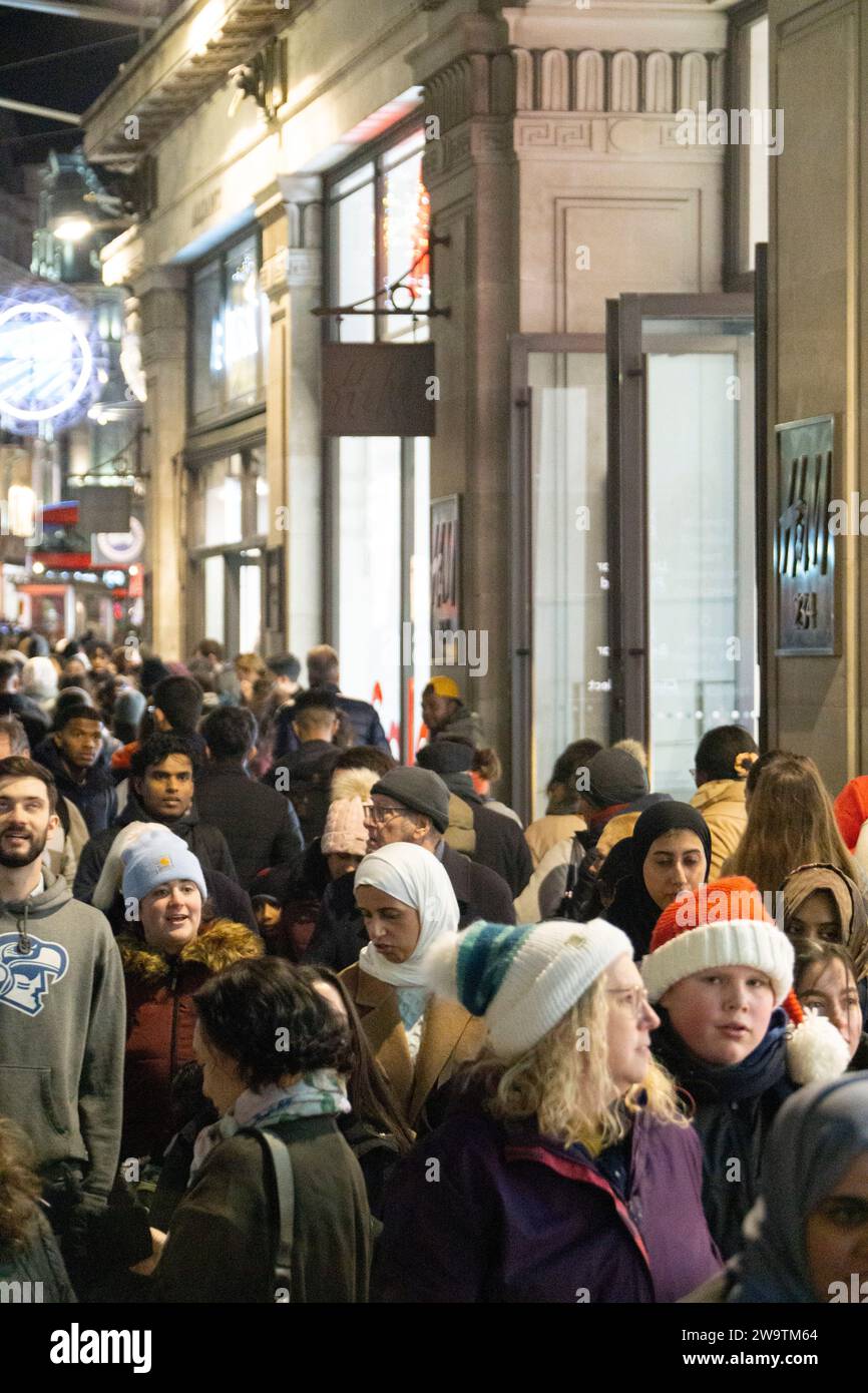 London, Großbritannien. Dezember 2023. Am frühen Abend in der Regent Street viele Verkaufsbesucher. Quelle: Anna Watson/Alamy Live News Stockfoto