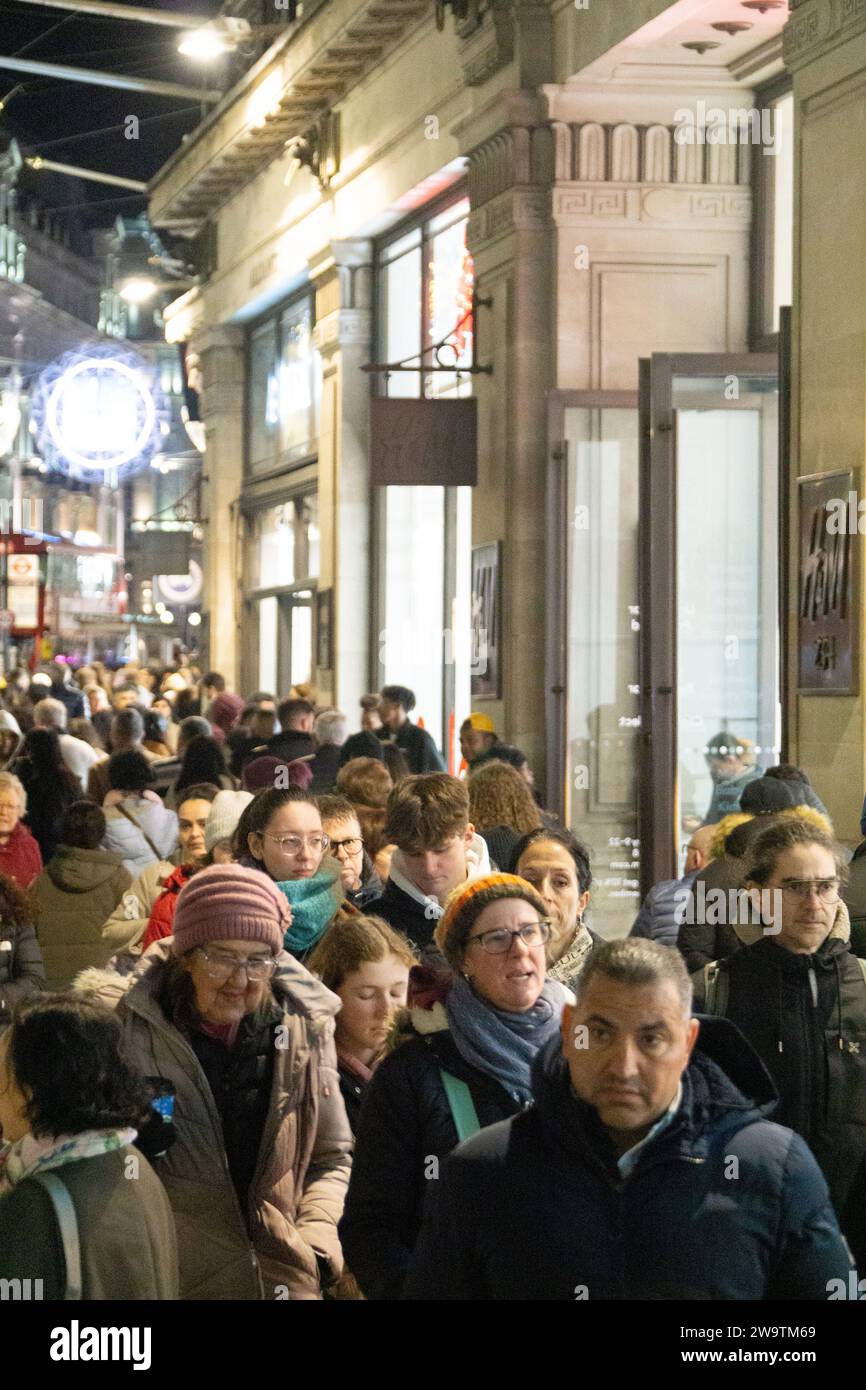 London, Großbritannien. Dezember 2023. Am frühen Abend in der Regent Street viele Verkaufsbesucher. Quelle: Anna Watson/Alamy Live News Stockfoto