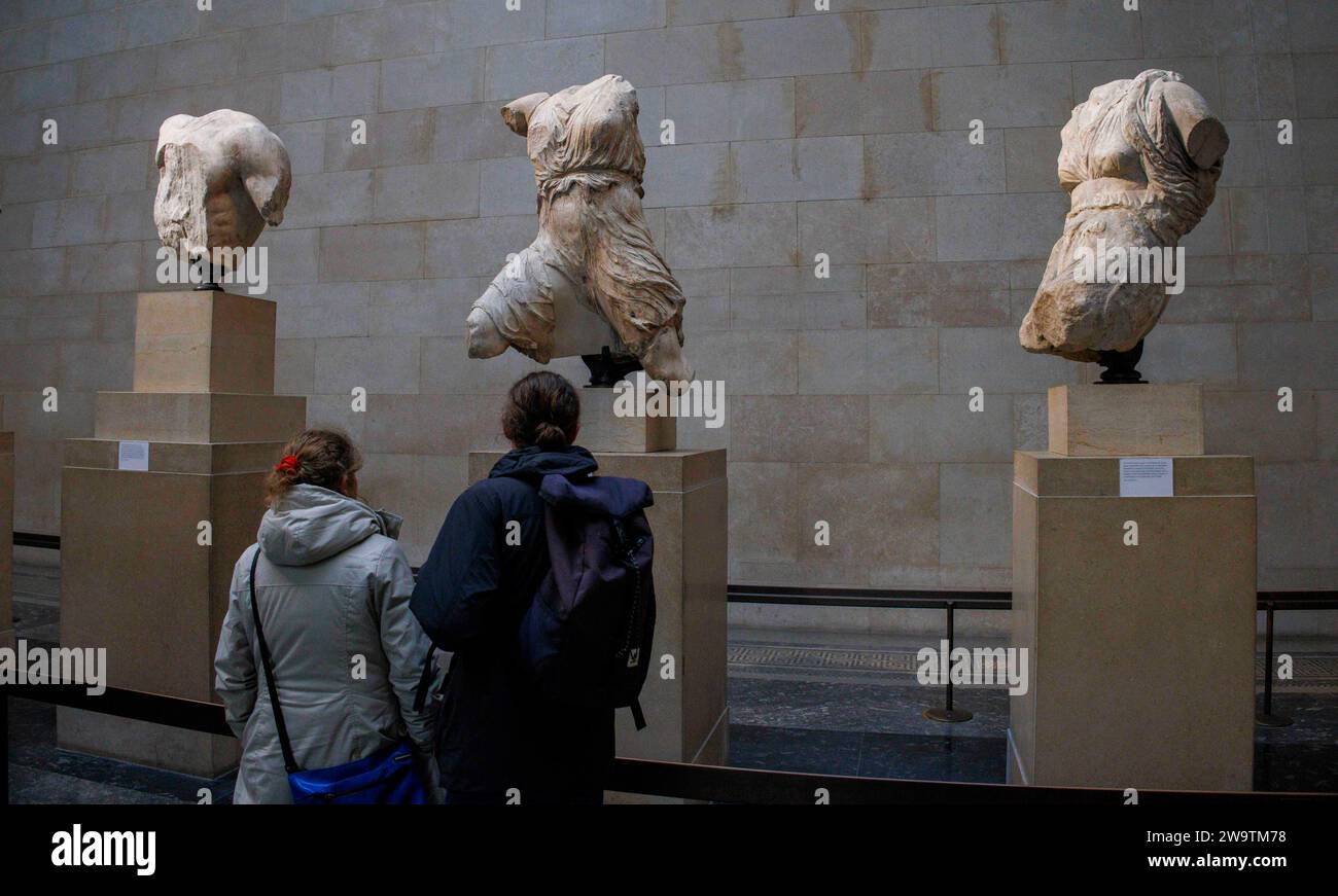 London, Großbritannien. Dezember 2023 30. Besucher des British Museum sehen antike Skulpturen in den Parthenon-Galerien. Sie werden auch als Elgin Marbles bezeichnet, nachdem Lord Elgin sie zwischen 1801 und 1812 nach London brachte. Tony Blair erwog, sie nach Griechenland zu leihen, um Londons Bewerbung für die Olympischen Spiele 2012 zu erhöhen. Eine Idee, die vorgeschlagen wird, ist, dass Griechenland wechselnde Ausstellungen einiger seiner wichtigsten Artefakte organisieren könnte, um die Parthenon-Marbles zu ersetzen, wenn sie nach Athen zurückgebracht würden, sagte der griechische Kulturminister. Quelle: Mark Thomas/Alamy Live News Stockfoto