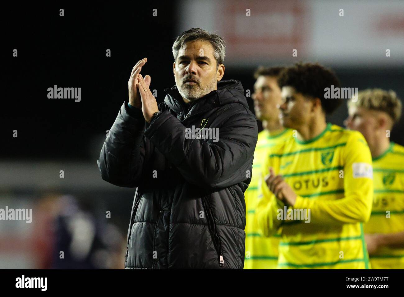 LONDON, UK - 29. Dezember 2023: Norwich City Manager David Wagner applaudiert den Fans nach dem EFL-Meisterschaftsspiel zwischen Millwall FC und Norwich City Stockfoto