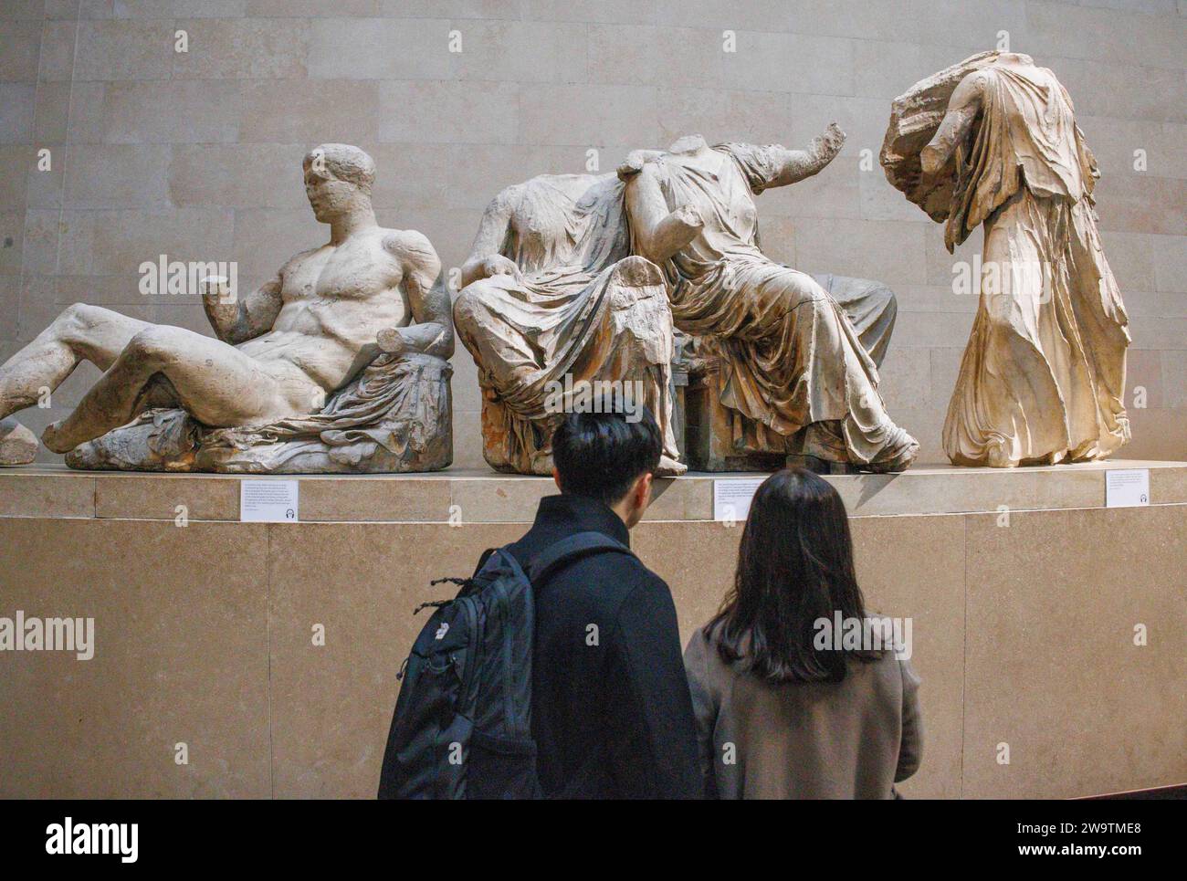 London, Großbritannien. Dezember 2023 30. Besucher des British Museum sehen antike Skulpturen in den Parthenon-Galerien. Sie werden auch als Elgin Marbles bezeichnet, nachdem Lord Elgin sie zwischen 1801 und 1812 nach London brachte. Tony Blair erwog, sie nach Griechenland zu leihen, um Londons Bewerbung für die Olympischen Spiele 2012 zu erhöhen. Eine Idee, die vorgeschlagen wird, ist, dass Griechenland wechselnde Ausstellungen einiger seiner wichtigsten Artefakte organisieren könnte, um die Parthenon-Marbles zu ersetzen, wenn sie nach Athen zurückgebracht würden, sagte der griechische Kulturminister. Quelle: Mark Thomas/Alamy Live News Stockfoto
