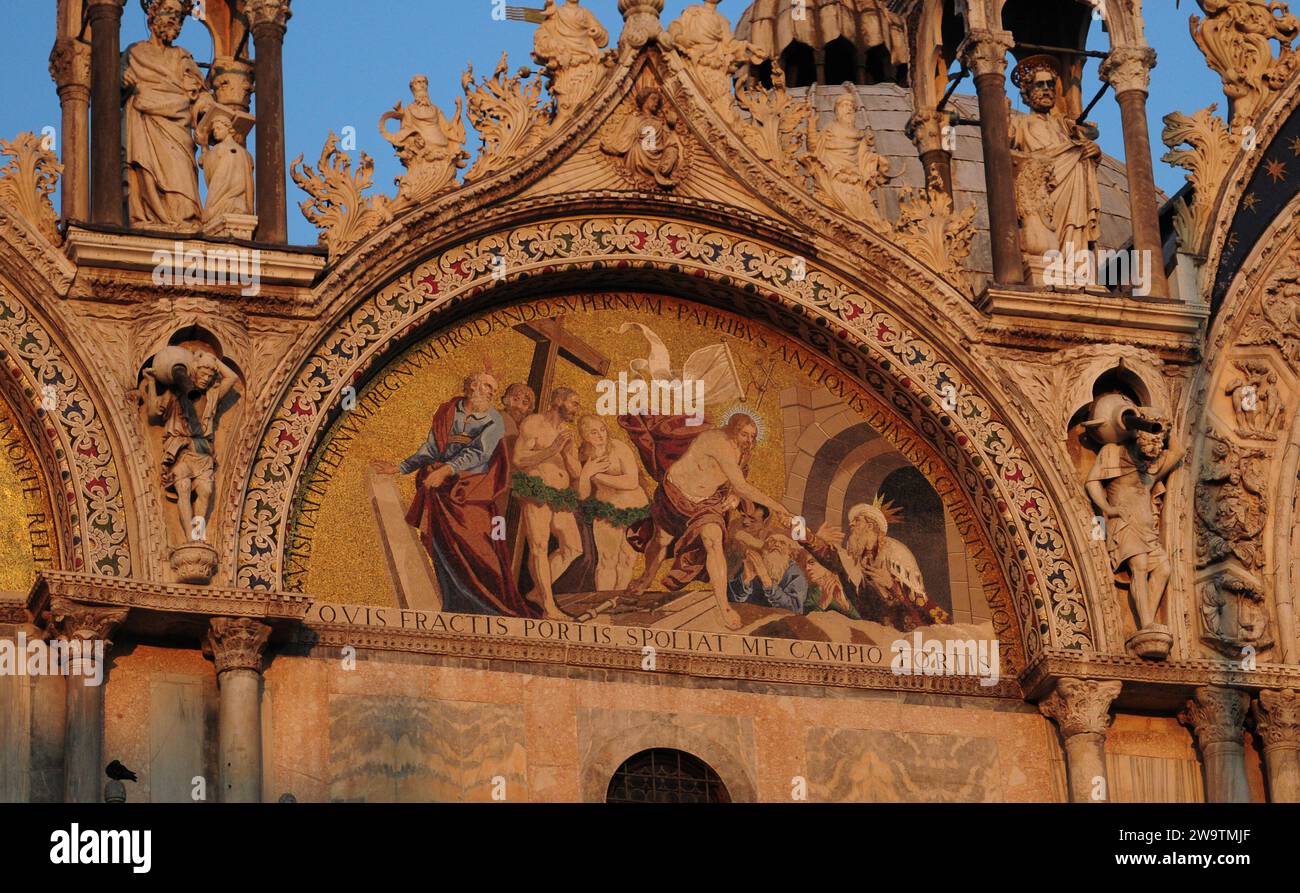 Gemälde an der Fassade des Schreins der Jungfrau des Rosenkranzes von Pompeji Italien an Einem wunderbaren Frühlingstag mit Einem hellblauen Himmel Stockfoto