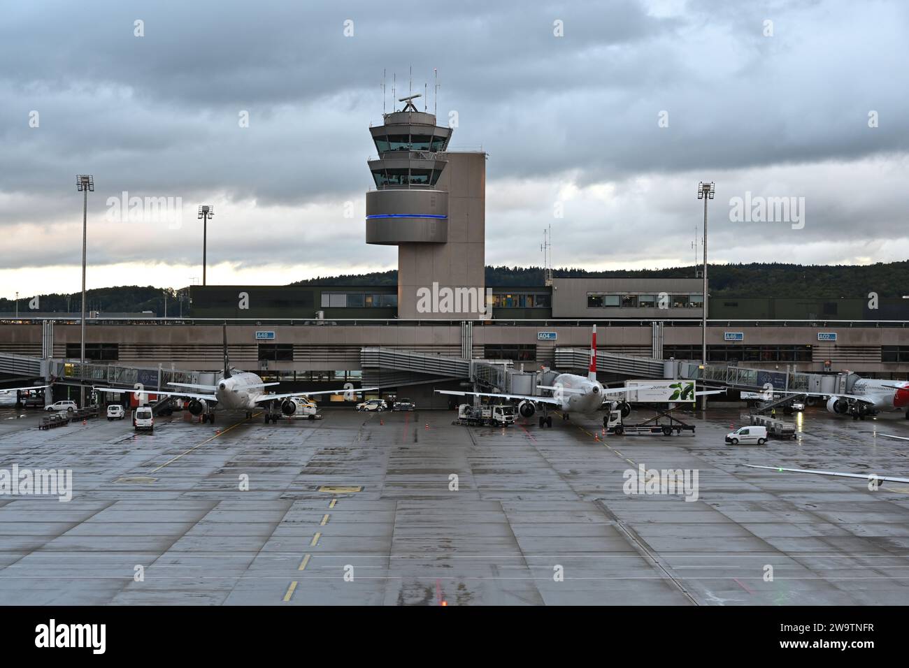 Airport Traffic Control Tower am Flughafen Zürich, wo Schweizer Flugzeuge geparkt werden. Stockfoto