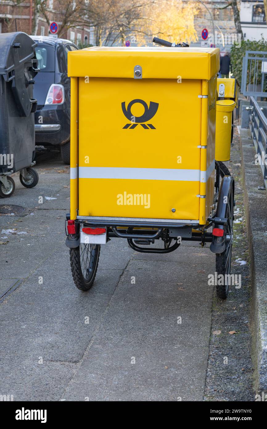 Hamburg, Deutschland - 1. Dezember 2023: Postzustellrad auf einem Bürgersteig in Hamburg Stockfoto