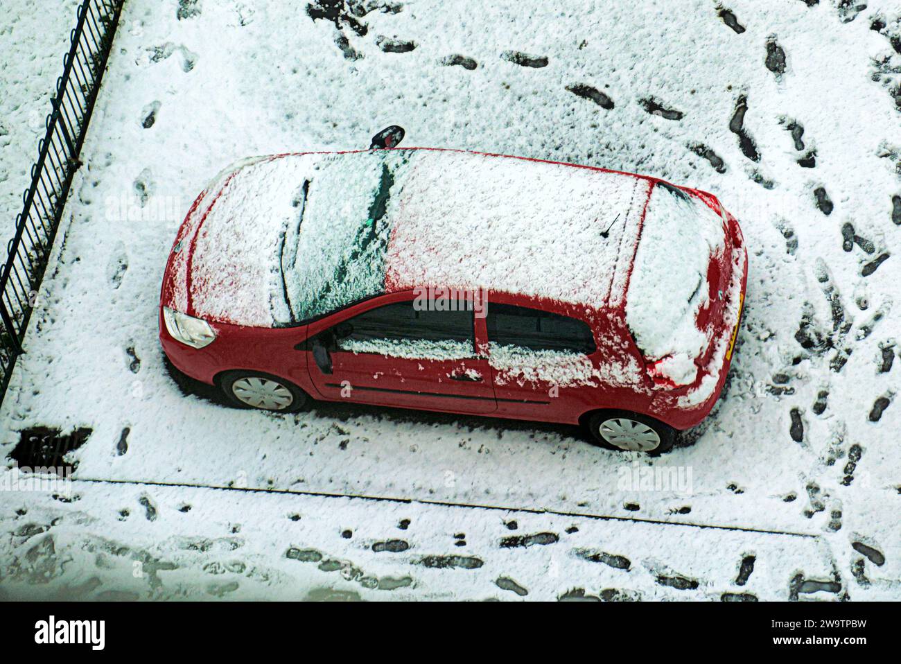 Glasgow, Schottland, Großbritannien. 30. Dezember 2023. Wetter in Großbritannien: Die Menschen wachten in einer anderen Welt auf, als eine Schneedecke in ganz Schottland lag, als die Einheimischen heute Morgen ihren Weg nach draußen machten. Credit Gerard Ferry/Alamy Live News Stockfoto