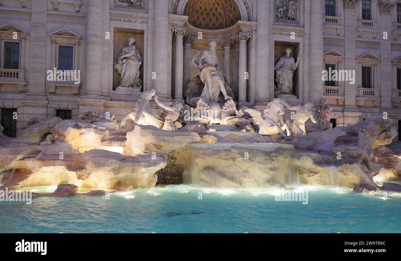 Beleuchteter Trevi-Brunnen in Rom Italien an Einem wunderbaren Frühlingsabend Stockfoto